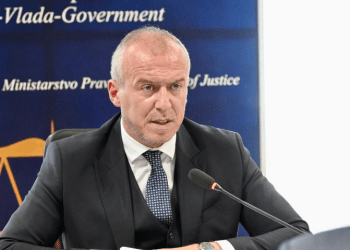 Zëvendësministri i Drejtësisë padit shefin e deputetëve të PDK-së për shpifje