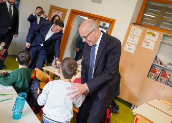 Abdixhiku e deputeti gjerman Beyer vizitojnë njërën nga shkollat me mësimgjithëditor