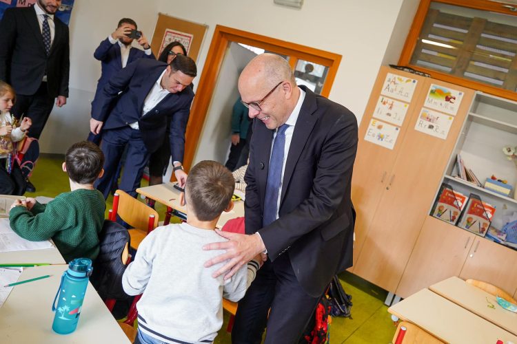 Abdixhiku e deputeti gjerman Beyer vizitojnë njërën nga shkollat me mësimgjithëditor
