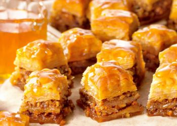 Bakllava familjare me petë të gatshme , e shpejtë e plot shije