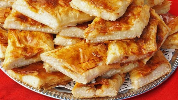 Byrek me kos, vezë dhe petë të pjekura, shije fantastike