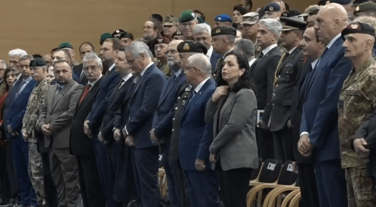 Fillon ceremonia e ndërrimit të komandës të KFOR-it, marrin pjesë Kurti e Osmani (Live)