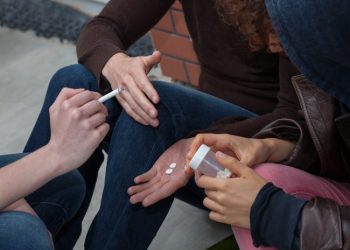 E bardha që vret/ Ky helm që kur futet në trupin e njerëzve, jo që i shkatërron vetëm fizikisht, por mendërisht, emocionalisht, e psiqikisht