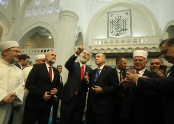 Rama ndan momente nga vizita e djeshme e Erdoganit, kështu duket brenda xhamia të cilën e inauguruan
