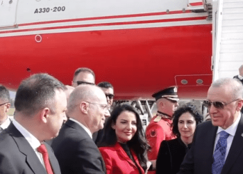 ‘Mirësevjen Presidenti’ Erdogan në Tiranë, ministri Hasani e pret në aeroport