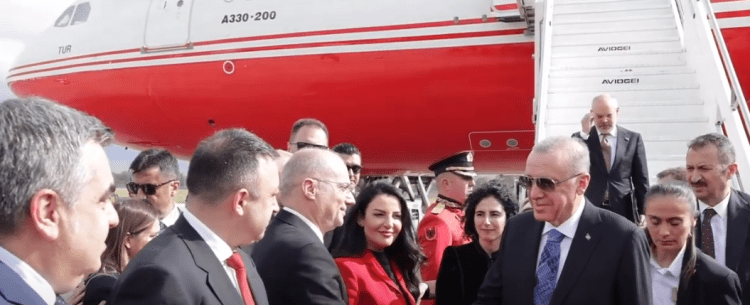‘Mirësevjen Presidenti’ Erdogan në Tiranë, ministri Hasani e pret në aeroport