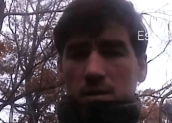 “Me emër të Zotit, veç mos u mërzitni” – pamje e rrallë, Kadri Veseli me ushtarët e UÇK-së kur ishin të rrethuar nga serbët