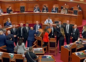 Përjashtohen me 10 ditë nga seancat deputetët e PD-së Elda Hoti dhe Petrit Doda