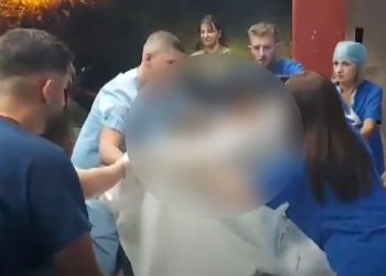 Gruaja në Tiranë lind në veturë, trafiku u bllokua nga protesta