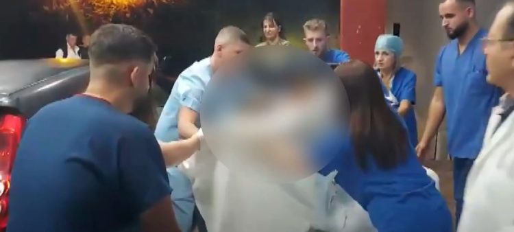 Gruaja në Tiranë lind në veturë, trafiku u bllokua nga protesta