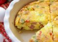 Omletë në furrë me suxhuk e djathë të bardhë, një mëngjes plot shije
