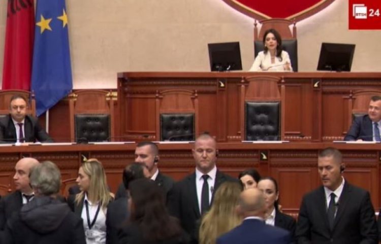 Shqipëri, tensione në Kuvend- Opozita bllokon foltoren