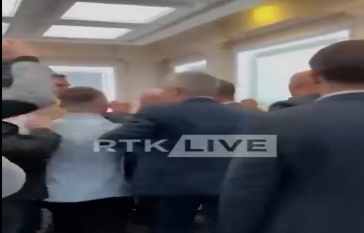 Përleshje në mbledhjen e Asociacionit të Komunave