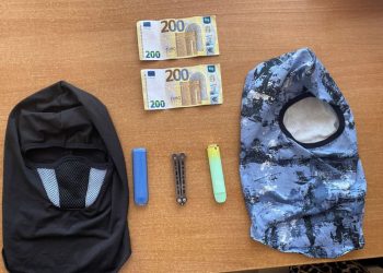 Policia në Vushtrri realizon kontrolle në shkolla, sekuestron thika, maska e para të falsifikuara