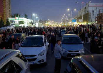 Proteston opozita në Shqipëri, bllokojnë rrugët në 6 akset kryesore