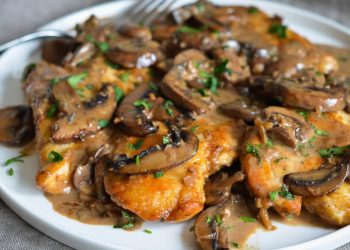 Pulë me kërpudha, kremoze e plot shije