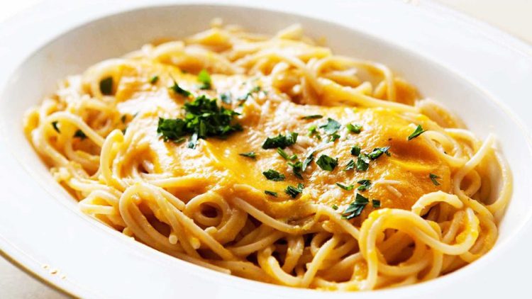 Spageti kremoze me kungull, ushqim vjeshtor plot shije