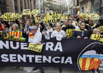 Mijëra tifozë të Valencias dalin në rrugë kundër pronarit të klubit: Shko në shtëpi, do të të dëbojmë (Video)