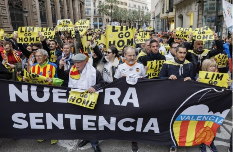 Mijëra tifozë të Valencias dalin në rrugë kundër pronarit të klubit: Shko në shtëpi, do të të dëbojmë (Video)