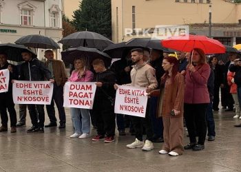 Punonjësit e arsimit të Vitisë protestojnë për mos daljen e pagave