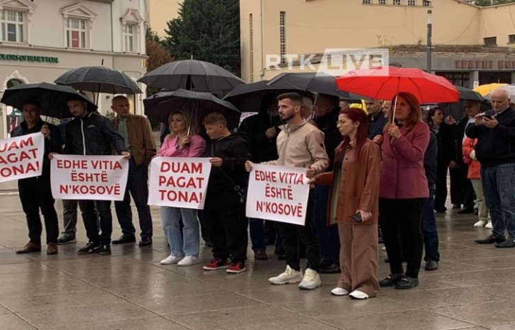 Punonjësit e arsimit të Vitisë protestojnë për mos daljen e pagave
