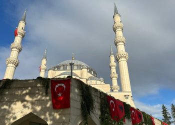 Në pritje të inaugurimit të xhamisë së Namazgjasë, nis ceremonia me leximin e Kuranit nga imami Gazment Teqja