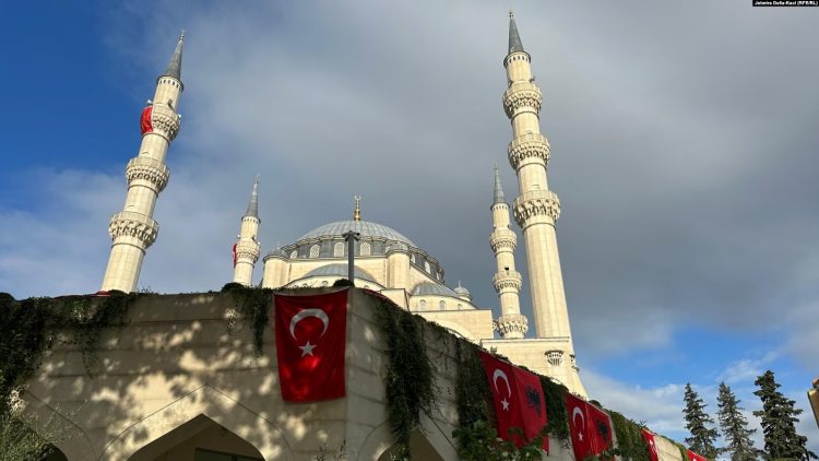Në pritje të inaugurimit të xhamisë së Namazgjasë, nis ceremonia me leximin e Kuranit nga imami Gazment Teqja