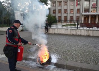 Protesta e opozitës në Tiranë nis me zjarr