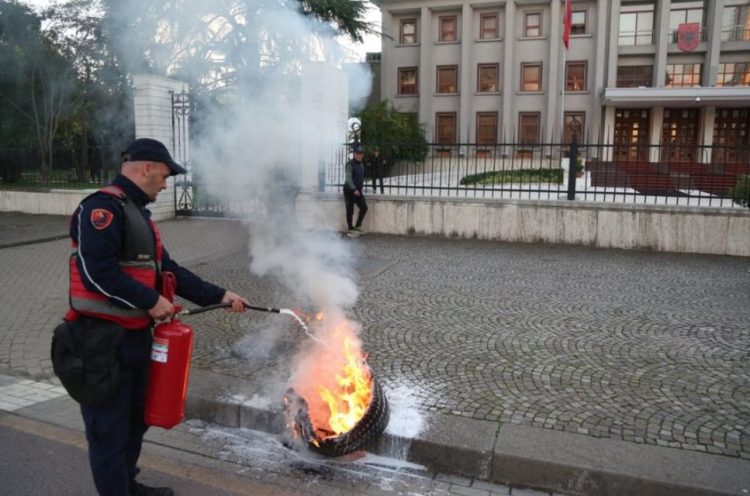 Protesta e opozitës në Tiranë nis me zjarr