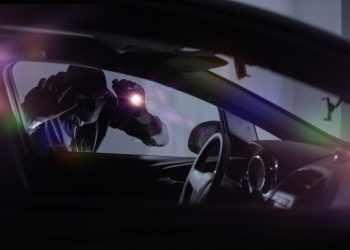 Vidhet një veturë e tipit Audi në Prizren