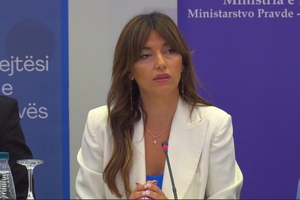 Ministrja Haxhiu dhe ambasadori britanik mbajnë sot konferencë për media