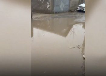 Reshjet vështirësojnë qarkullimin në afërsi të shkollës në Fushë-Kosovë (VIDEO)