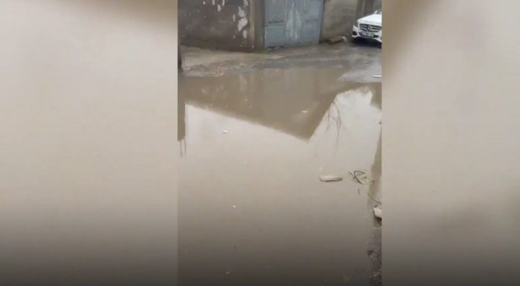 Reshjet vështirësojnë qarkullimin në afërsi të shkollës në Fushë-Kosovë (VIDEO)