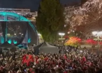 Shqiptarët ia marrin valles në sheshin e Athinës për 28 Nëntor