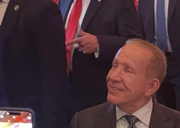 Pacolli përsëri afër t’ia ‘prekte dorën’ presidentit Trump