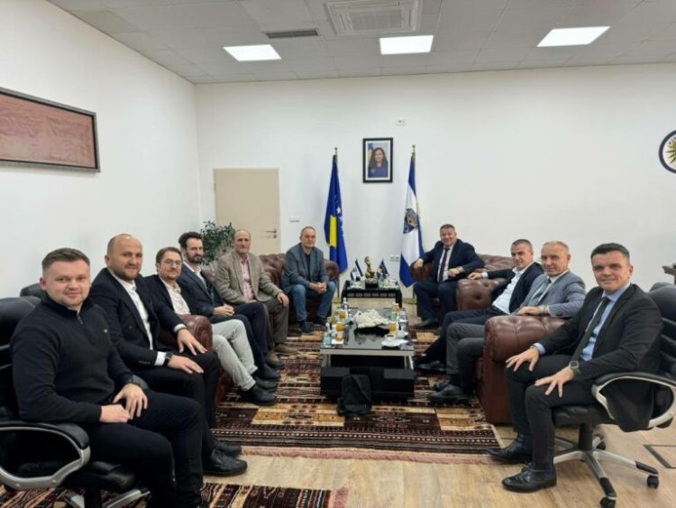 Hoxha takon komisionin përzgjedhës të cilët shkruan dhe kompozuan himnin dhe marshin e Policisë së Kosovës