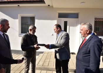 Aliu dorëzon çelësat e disa shtëpive në veri të Kosovës