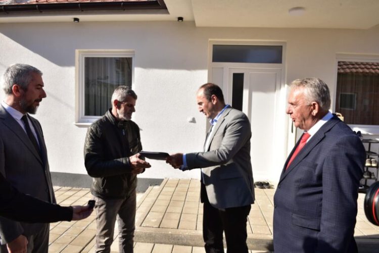 Aliu dorëzon çelësat e disa shtëpive në veri të Kosovës