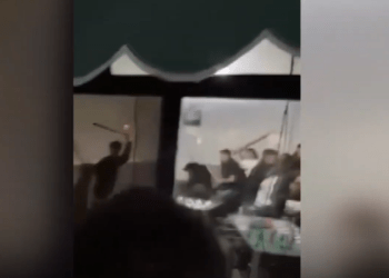 Rrahje masive mes te rinjve ne Ferizaj tek stacion autobusëve (VIDEO)