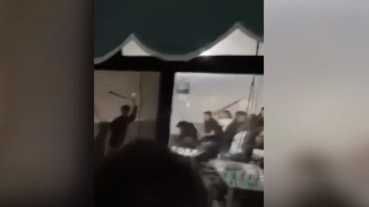 Rrahje masive mes te rinjve ne Ferizaj tek stacion autobusëve (VIDEO)