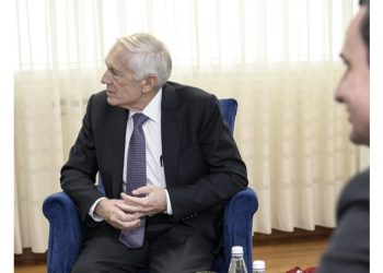 Kurti e pret në takim gjeneralin Clark