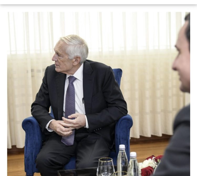Kurti e pret në takim gjeneralin Clark