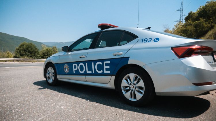 I mituri hyn në një shtëpi në Kaçanik, kanos me thikë banuesit
