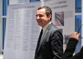 Kurti bashkëbisedon me studentët shqiptarë në Frankfurt: Mënyra më e mirë për ta nisur ditën