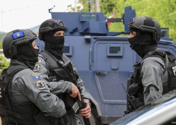 Dalin pamje të armëve të konfiskuara sot në veri