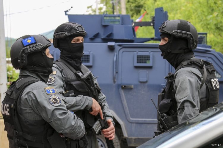 Dalin pamje të armëve të konfiskuara sot në veri