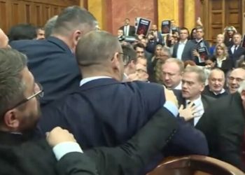 Detaje dhe pamje rreth përplasj*s fizike mes deputetëve në Parlamentin e Serbisë
