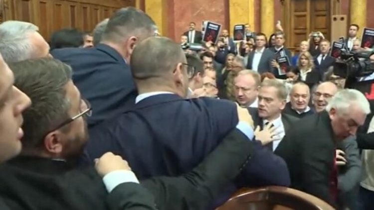 Detaje dhe pamje rreth përplasj*s fizike mes deputetëve në Parlamentin e Serbisë