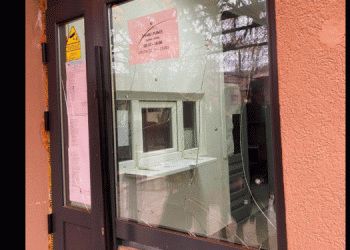 Peci dënon sulmin në objektin e Komunës së Zveçanit, publikon foto nga dëmet materiale