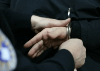 Arrestohet një burrë në Fushë-Kosovë, hodhi gruan nga dritarja